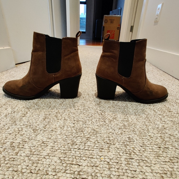 Brown faux suede booties size 6.5 - Picture 5 of 6